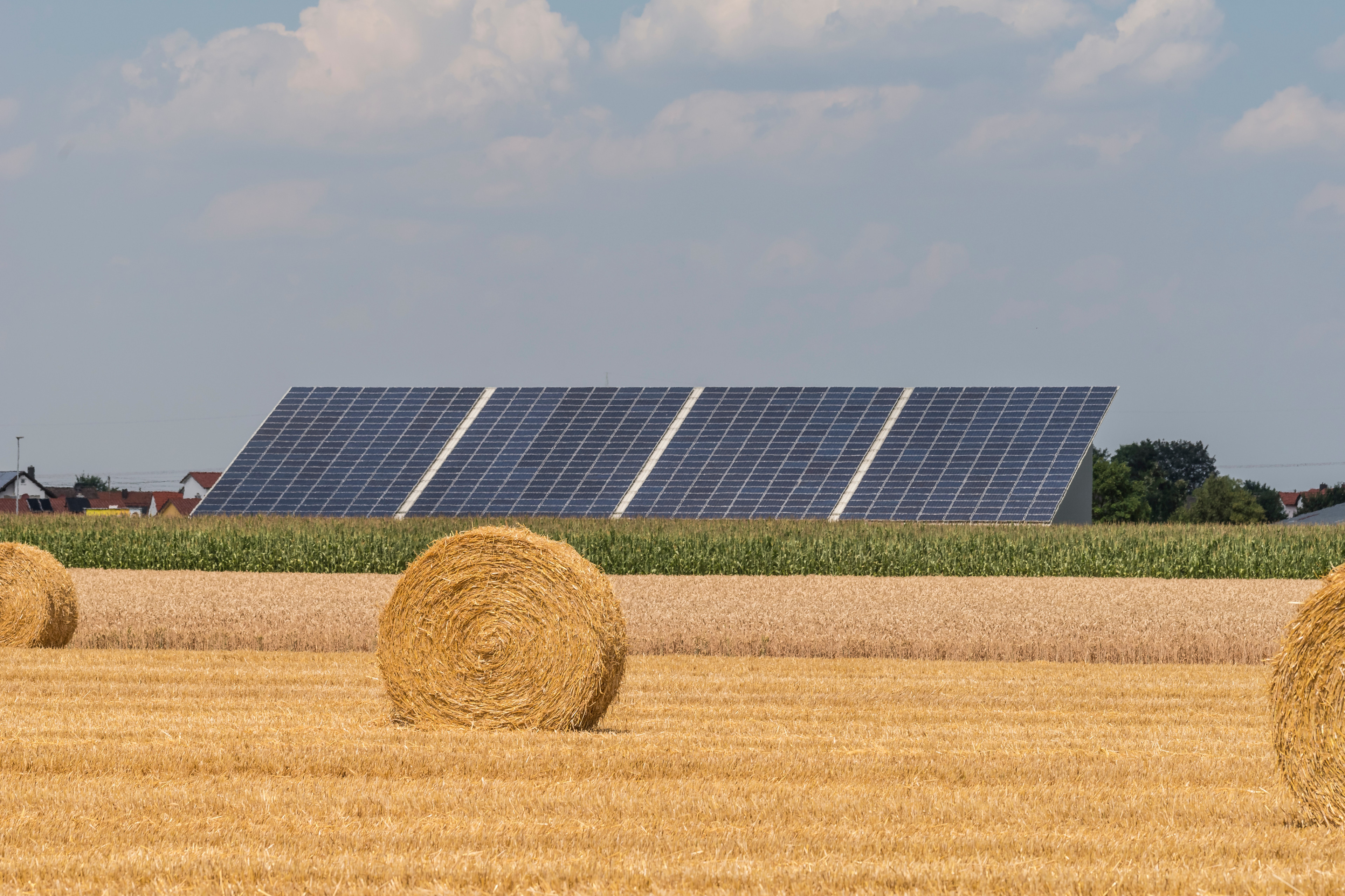 PV Panele auf Agrarfläche. Heuballen im Vordergrund.